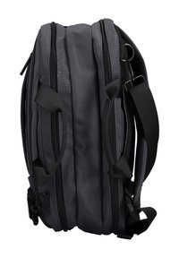 Sac à dos d'ordinateur portable gris foncé avec plusieurs compartiments zippés, des bretelles rembourrées et des poignées de transport sur fond blanc.