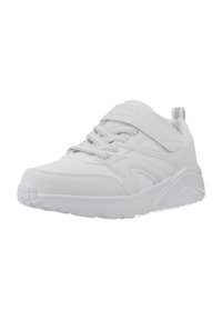 Zapatilla deportiva blanca con un upper sintético suave, textura perforada, cierre de cordones con una correa de Velcro y suela de goma.