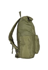 Sac à dos en tissu vert olive avec une forme arrondie, des bretelles réglables et une poche latérale. Présente une texture lisse et un matériau durable.