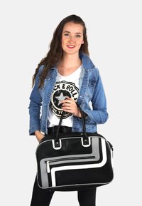 Zwarte en grijze tas met een gestructureerd oppervlak, witte accenten en een voorvak met rits. Voorzien van twee stevige handvatten voor gemakkelijk dragen.