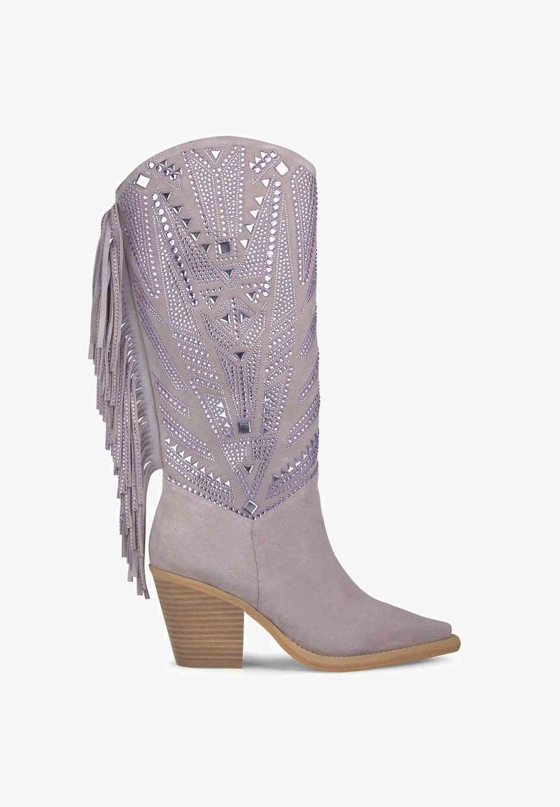 Stivale in stile western in suède grigio chiaro con punta affilata, ritagli decorativi e dettagli in frange sui lati. Tacco in legno.