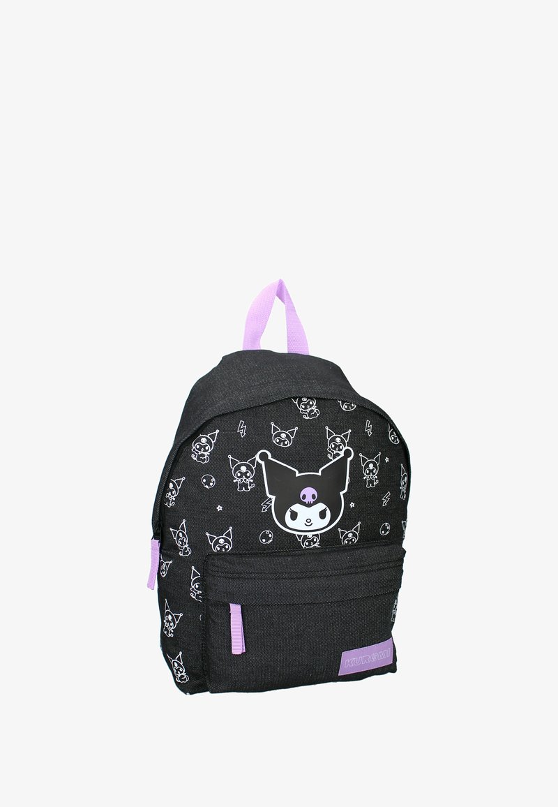 Sort stof rygsæk med hvide tegneseriefigurer trykt på. Har en stor frontlomme og lavendelfarvede stropper og detaljer.