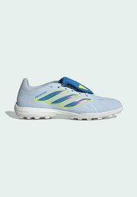 Chaussure de football Adidas Predator pour terrain synthétique de couleur bleu clair avec des rayures irisées, des accents jaunes, un rabat à languette en velcro et une semelle blanche avec de petits crampons.