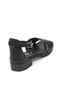 Sandalia de cuero negro con un acabado texturizado, presenta correas cruzadas y un tacón pequeño. Cierre con hebilla en el tobillo para un ajuste seguro.