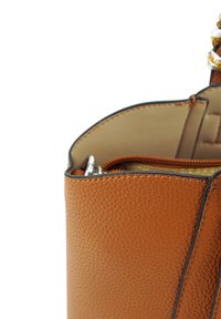 Tan leren handtas met een getextureerde afwerking, voorzien van een ritsluiting en een gouden binnenvoering. Inclusief metalen hardware-accent.
