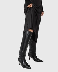 Stivali neri alti fino al ginocchio realizzati in pelle liscia, con punta affusolata e tacco a stiletto, caratterizzati da un design aderente e da una silhouette elegante.