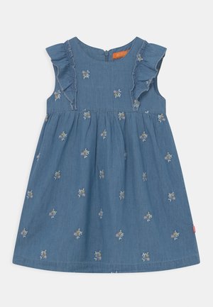 Blå ærmeløs kjole til småbørn med små blomsternet broderi og flæsedetaljer på skuldrene, indsamlet talje og lynlåslukning bagpå.