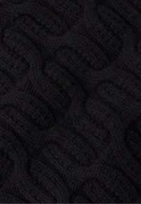 Tissu en maille noire texturée présentant un motif torsadé en relief, affichant une apparence douce similaire à la laine avec une couleur riche et profonde.