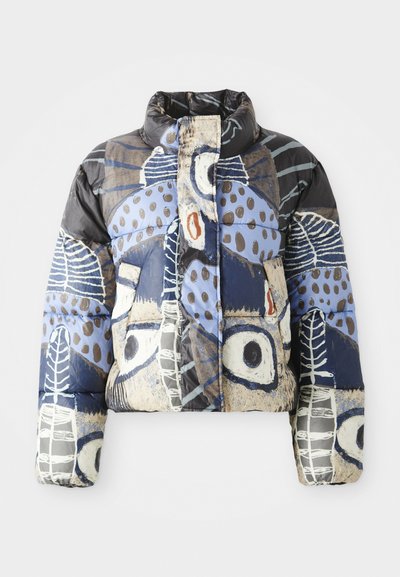 Jacket imbottito in nero e blu con motivi floreali astratti, dotato di colletto alto e due tasche frontali. Texture liscia e lucida.