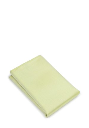 Vouwde lichtgroene stof met een textuur en een subtiel patroon. De randen zijn keurig gestikt, wat een gladdere, matte afwerking toont.