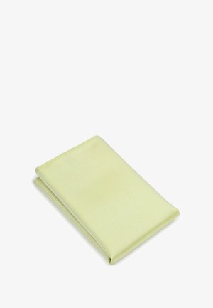 Vouwde lichtgroene stof met een textuur en een subtiel patroon. De randen zijn keurig gestikt, wat een gladdere, matte afwerking toont.