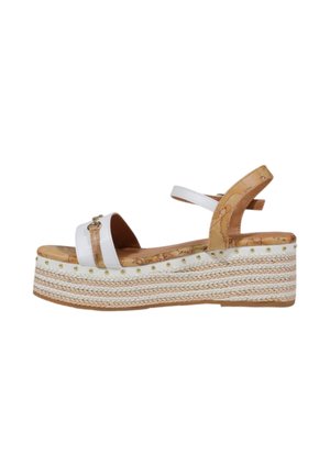 Sandali platform bianchi con accenti in sughero, caratterizzati da due larghe cinghie e una decorativa rifinitura dorata a borchie. Textura intrecciata simile al giuto sulla suola.