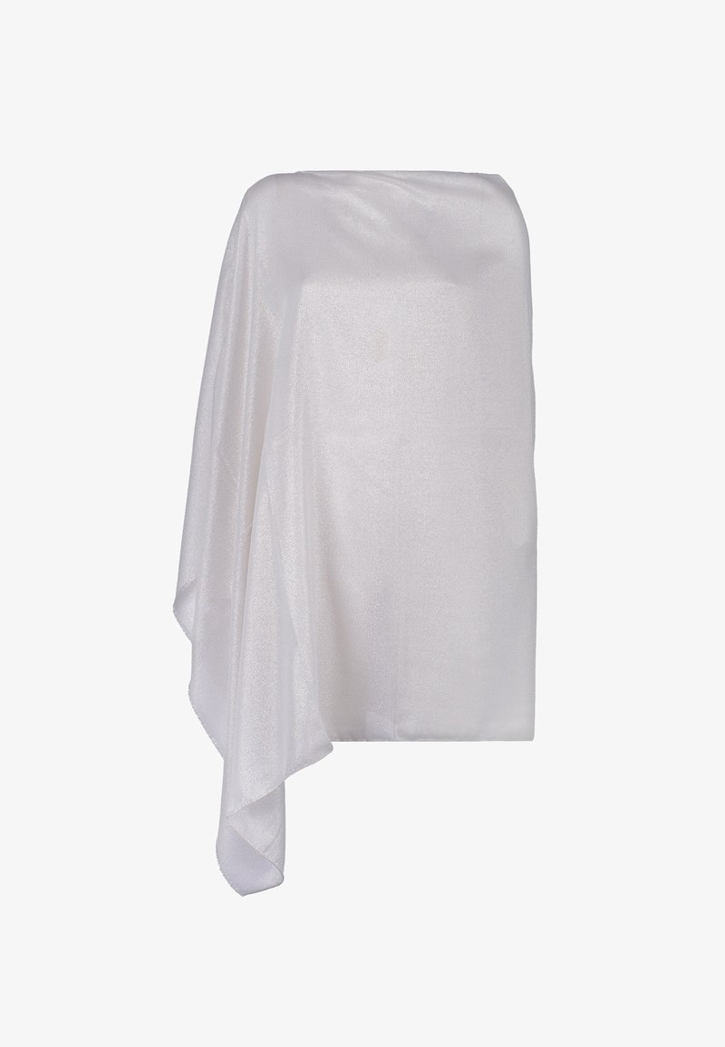 Tessuto bianco e luccicante drappeggiato in modo elegante. Texture morbida, forma rettangolare con bordi fluidi e una lucentezza sobria. Senza motivi o accenti visibili.