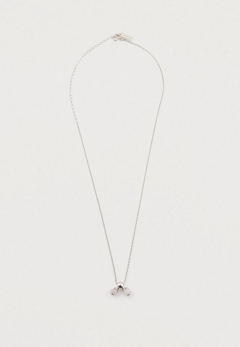 Švelnus sidabrinės grandinėlės vėrinys su dviem mažais šviesiai rožiniais karoliukų pakabukais ir mažyčiu apskritu sidabriniu karoliuku centre.