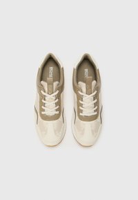 Lace-up sneakers met een beige en crème kleurenschema, synthetisch bovenwerk, gestructureerde accenten en een rubberen zool met profiel voor grip.