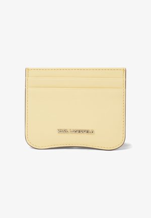 Θερινός κίτρινος δερμάτινος θήκη καρτών με τρεις υποδοχές καρτών και μεταλλική επωνυμία "KARL LAGERFELD" στο κέντρο μπροστά.
