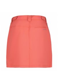 Skort de color coral con un bolsillo trasero con cremallera. Presenta una textura suave y costuras reforzadas en el dobladillo. Acento del logo en la parte trasera derecha.