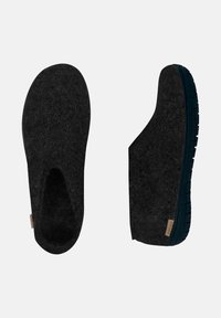 Et par sorte sorte filtslippers med skridsikre gummisåler, vist fra top- og sidevinkel på en hvid baggrund.