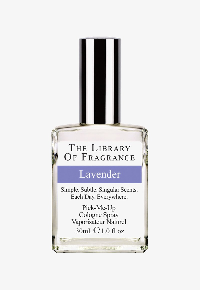 Genomskinlig glasparfymflaska med en metallisk silverkapsyl. Etiketten visar "Lavendel" på en lavendelfärgad bakgrund med text nedanför. Storlek 30 mL.