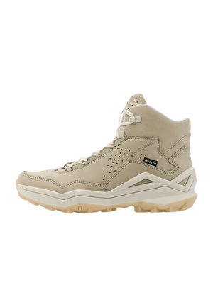 Scarponcino da trekking beige con etichetta GORE-TEX, lato perforato, suola imbottita e battistrada resistente per uso esterno.