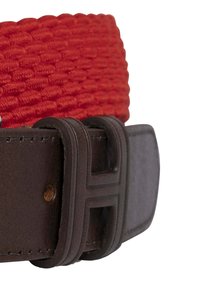 Cintura intrecciata rossa con fibbia in pelle marrone scuro, caratterizzata da un design geometrico in rilievo e dettagli di cucitura. La texture liscia contrasta con il tessuto intrecciato.