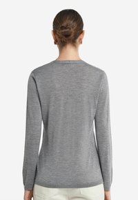 Šedý svetr s dlouhým rukávem, jemná pletená textura, kulatý výstřih, žebrované manžety a lem, přiléhavý střih, bez výrazných vzorů či dalších detailů.