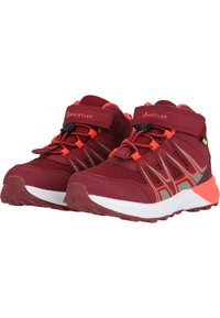 Röda och orange höga sneakers i meshmaterial, med texturerade detaljer, reflexdetaljer och en dämpad vit sula. Justerbara remmar ingår.