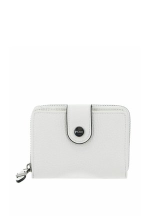 Portefeuille en cuir blanc texturé avec fermeture éclair autour et sangle à bouton-pression, avec un petit logo métallique à l'avant.