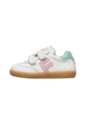 Witte peutersneaker met roze "F"-logo, dubbele klittenbandsluitingen, groene hielband en zool van natuurlijk rubber.