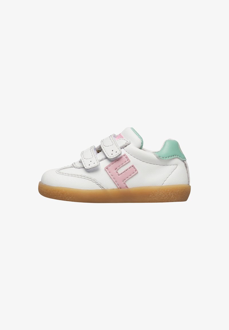 Weißer Kleinkind-Sneaker mit pinkem "F"-Logo, doppelseitigen Klettverschlüssen, grünem Fersenlaschen und Gummisohlen in Karamellfarbe.