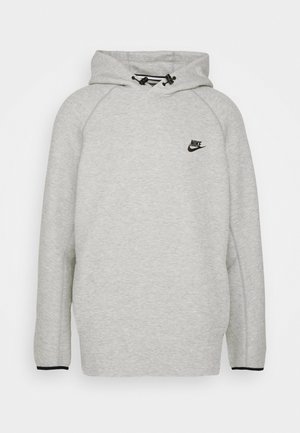 Grau Hoodie aus weichem Stoff, mit einem schwarzen Nike-Logo auf der Brust, einer Kapuze mit Kordelzug und schwarzen Akzenten an den Bündchen.