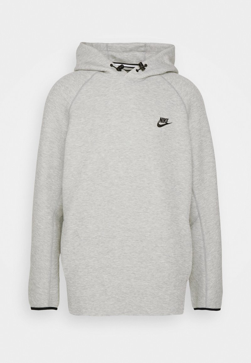Haut à capuche gris en tissu doux, arborant un logo Nike noir sur la poitrine, une capuche avec cordon de serrage et des accents noirs aux poignets.