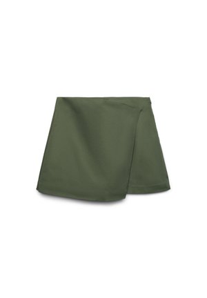 Gonna corta a portafoglio verde oliva con linee pulite e un leggero pannello frontale sovrapposto, mostrata su sfondo bianco.