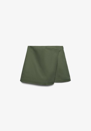 Gonna corta a portafoglio verde oliva con linee pulite e un leggero pannello frontale sovrapposto, mostrata su sfondo bianco.