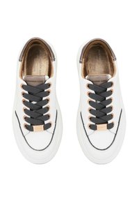Sneakers bianchi in pelle con punta rotonda, lacci neri e occhielli bronzati. Presentano una texture liscia e dettagli cuciti lungo i lati.