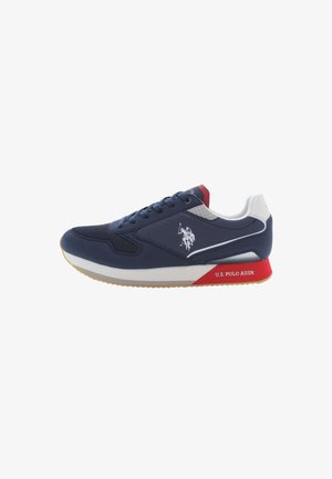 Scarpa sportiva blu navy realizzata in materiali mesh e sintetici, con logo bianco, dettagli rossi e suola in gomma con battistrada in gomma.