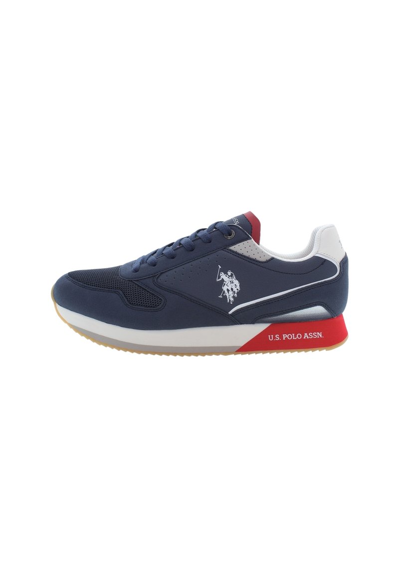 Scarpa sportiva blu navy realizzata in materiali mesh e sintetici, con logo bianco, dettagli rossi e suola in gomma con battistrada in gomma.