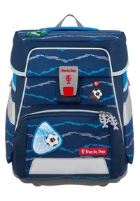 Marineblaue Rucksack mit wellenförmigen Mustern, grauen Akzenten, Fronttasche mit fußballthemed Patch und rotem "Step by Step" Logo. Mit Reißverschluss-Anhängern.