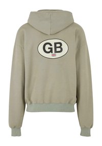 Kaptur z lekkiego szarego materiału z pradami na mankietach i u dołu. Posiada duże czarne owalne logo "GB" z małym detalem flagi Union Jack.