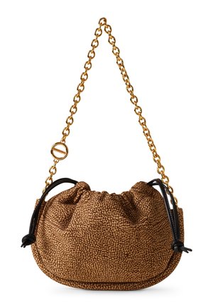 Borsa marrone con texture, chiusura a coulisse e dettagli neri, dotata di tracolla in catena dorata e particolare hardware circolare.