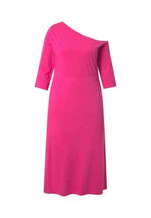 Vestido rosa brillante con mangas tres cuartos y escote de un solo hombro, longitud midi y cintura ligeramente ceñida.