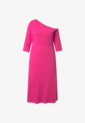 Vestido rosa brillante con mangas tres cuartos y escote de un solo hombro, longitud midi y cintura ligeramente ceñida.