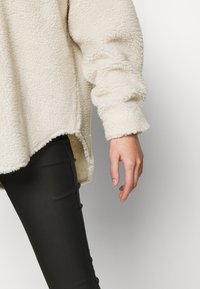 Noisy May Bomberjacka - off-white