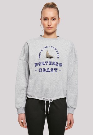 Grauer Sweatshirt mit rundem Halsausschnitt, mit einem Siegelgrafik und dem Text "NORDKÜSTE 2023." Rippbündchen und Kordelzugsaum.