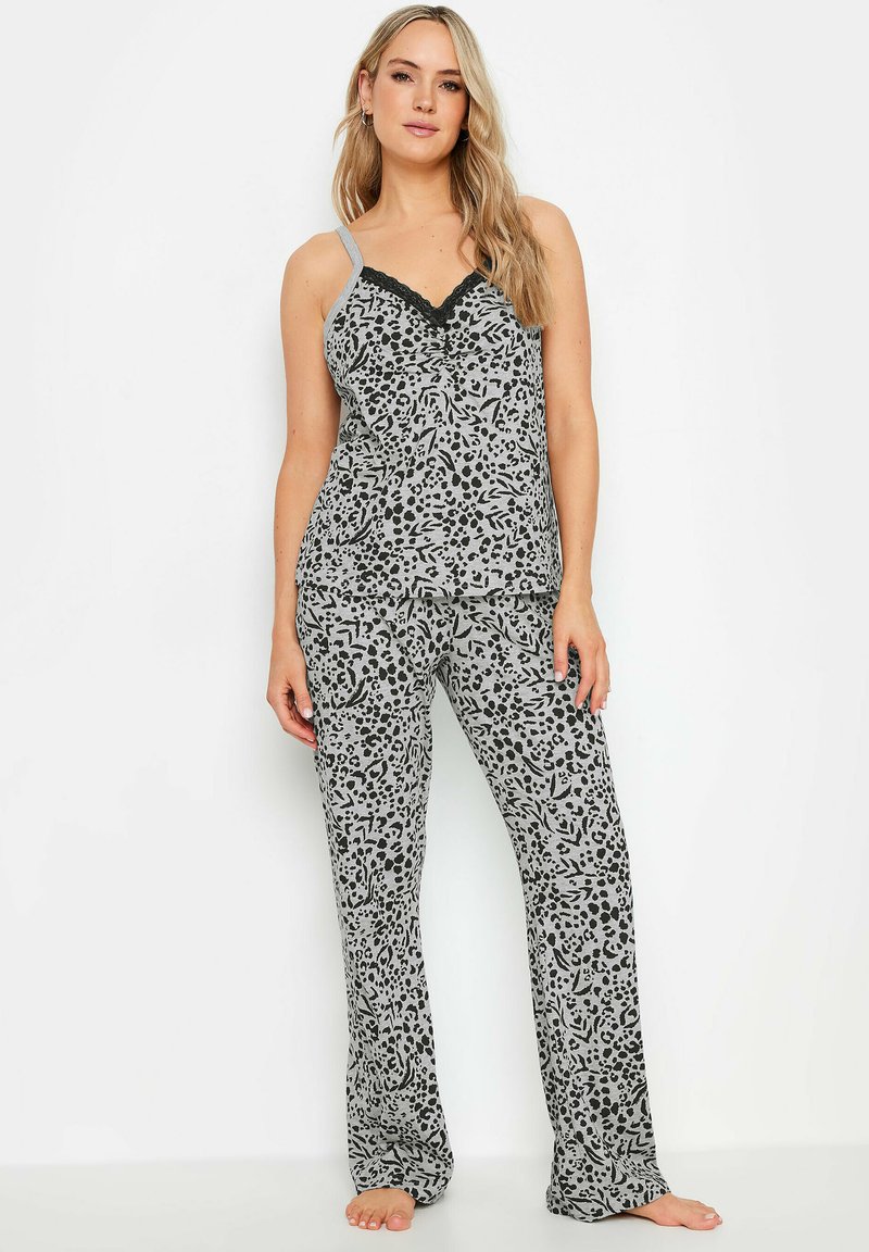 Ensemble de pyjama gris avec un motif abstrait noir. Le haut est à fines bretelles et présente une finition en dentelle ; le pantalon est ample avec un design similaire.