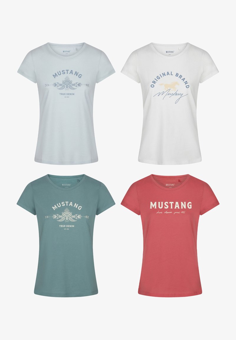 Vier kortärmige t-shirts in lichtblauw, wit, teal en koraal. Beschikt over geprinte "MUSTANG" ontwerpen met bloemaccenten en een klassieke pasvorm.