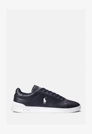 Marineblauwe leren sneakers met een ronde neus, witte rubberen zool, vetersysteem en accentlogo. Gladde textuur met een eenvoudig ontwerp.