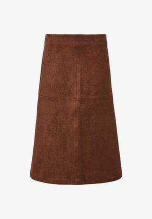 Brązowa zamszowa spódnica w kształcie litery A z widocznymi pionowymi i poziomymi szwami, długości do kolan, bez widocznych zapięć lub ozdób.