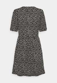 Vestido negro con mangas cortas abullonadas, escote redondo, cintura entallada y un patrón de lunares blancos en todo el diseño.