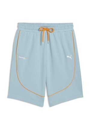 Jasnoniebieskie spodenki McLaren x Puma z pomarańczowym sznurkiem i lamówką, elastycznym paskiem w talii oraz logo na przednich bokach.
